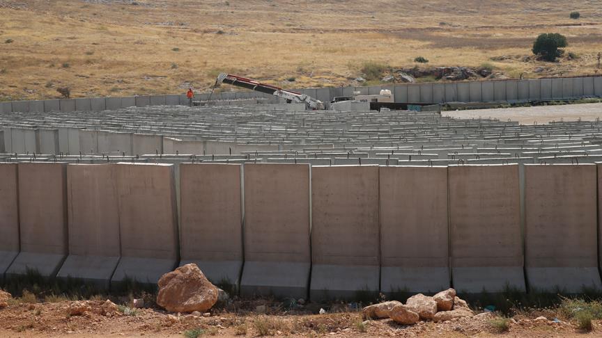 Hatay'da sınırdaki birliklere beton blok sevkiyatı