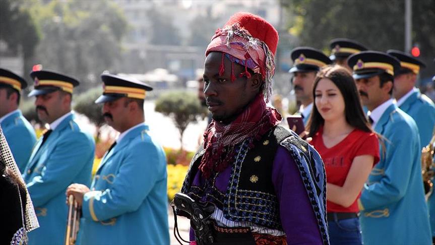 Ugandalı öğrenciden '30 Ağustos zeybeği'