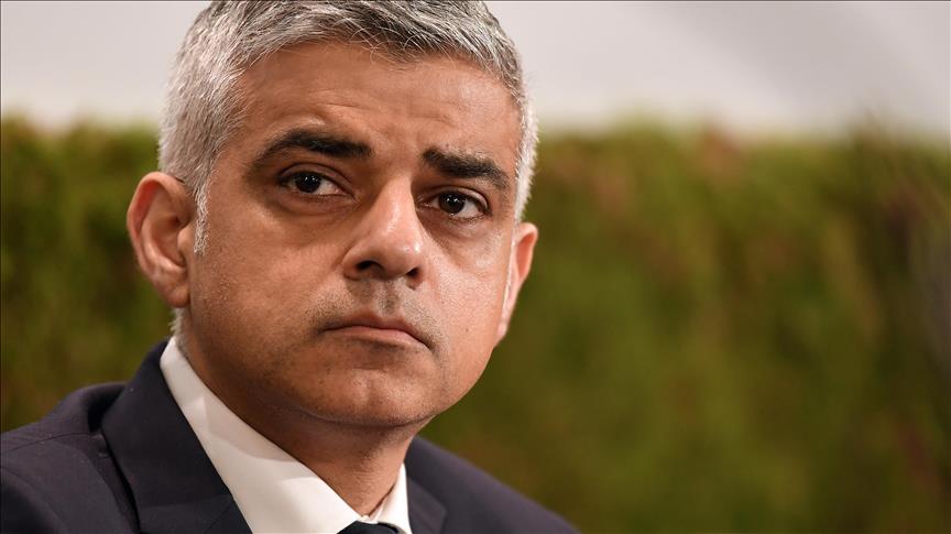 Elevan globo con imagen del alcalde de Londres en bikini