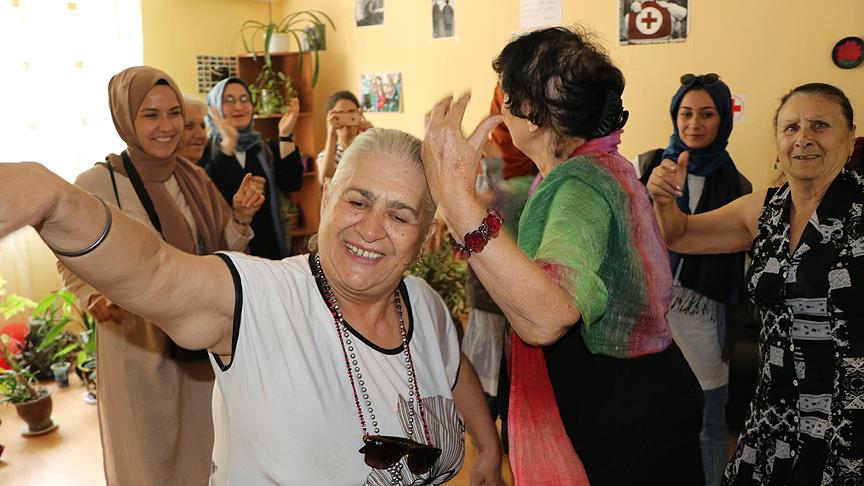 Türk gönüllüler Gürcistan'da yaşlıların yüzünü güldürdü