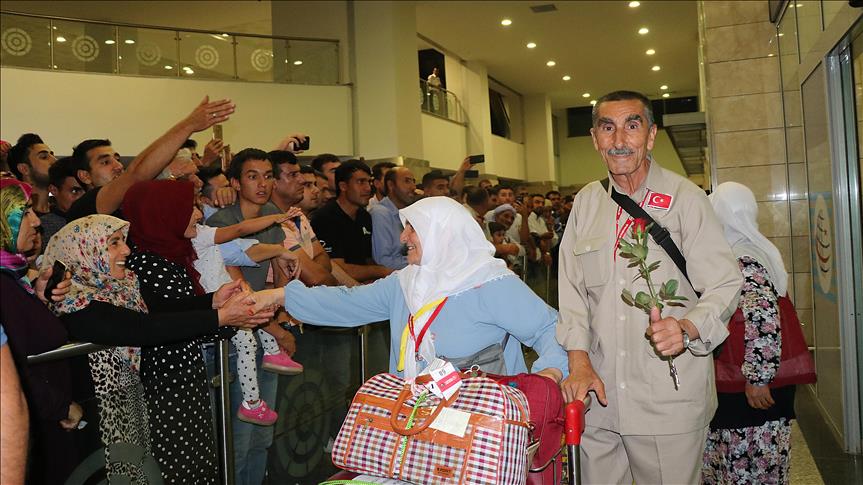 Diyarbakır'da ilk hac kafilesi güllerle karşılandı