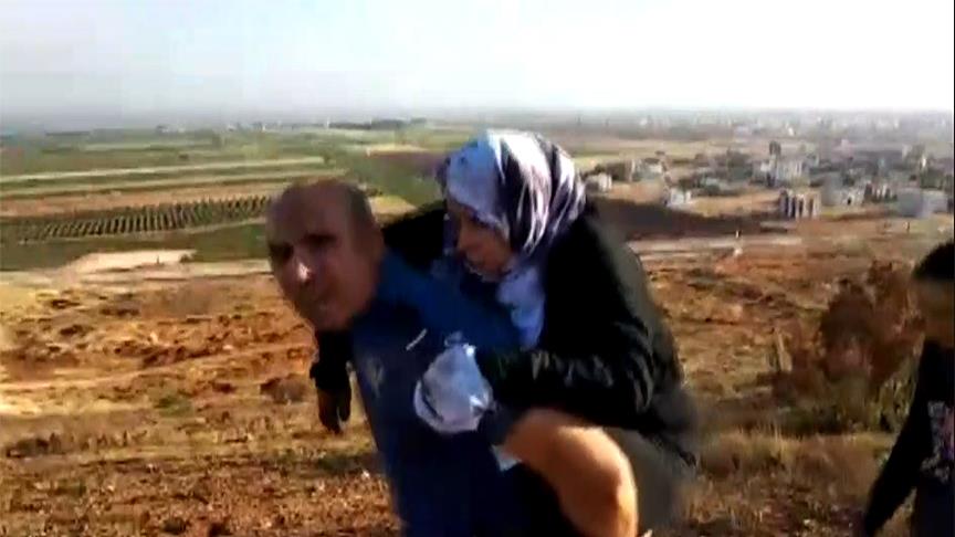 Polis yaralı Suriyeliyi 2 kilometre sırtında taşıdı