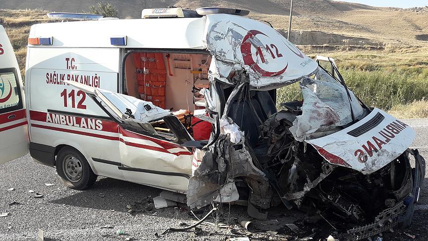 Van'da tır ile ambulans çarpıştı: 4 yaralı