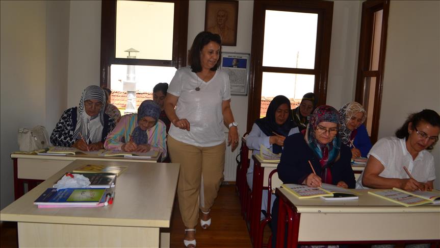 Torunlarının sınıfında okuma yazma öğreniyorlar