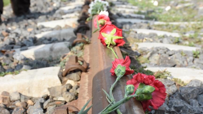 Çorlu'daki tren kazası mahalline karanfil bırakıldı