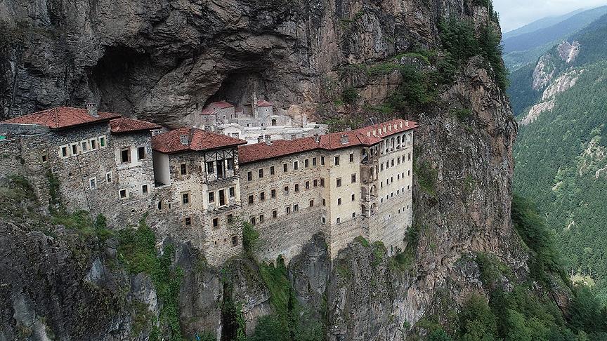 Sümela Manastırı'nda 900 tonluk kaya temizliği 
