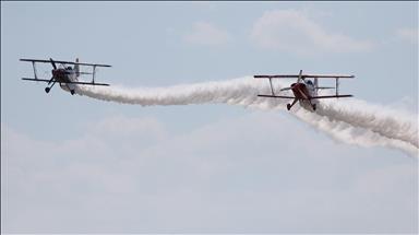 Babë e bijë pushtojnë lartësitë qiellore në aviacionin akrobatik