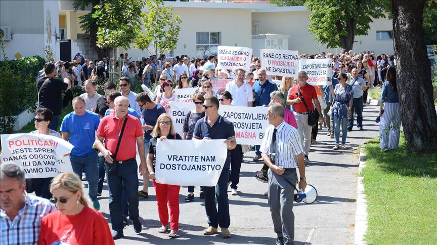 Prosvjedna šetnja profesora srednjih škola u Mostaru: Traže bolje uvjete za rad