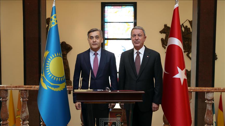 Turquie: Akar reçoit le ministre kazakh de la défense, Ermekbayev