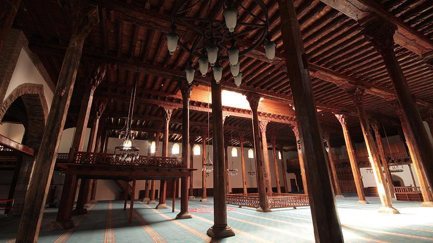 Masjid dengan fitur kayu tampilkan desain Islami Turki