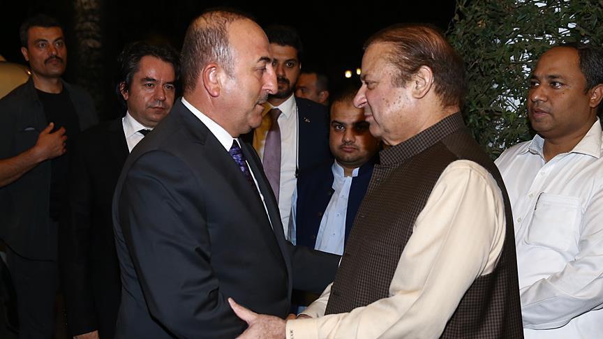 چاووشاوغلو در مراسم ختم همسر نواز شریف حضور یافت