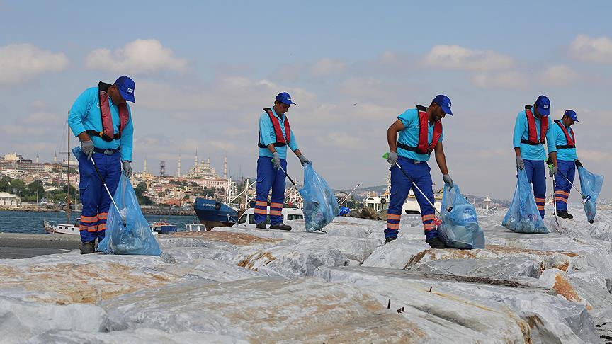 İstanbul'un kıyılarından 12 bin metreküp çöp toplandı