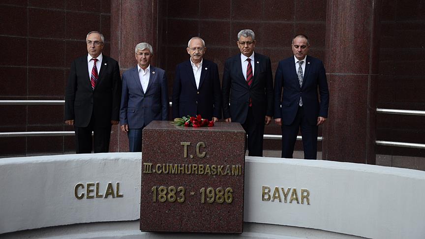 Kılıçdaroğlu, Celal Bayar'ın mezarını ziyaret etti