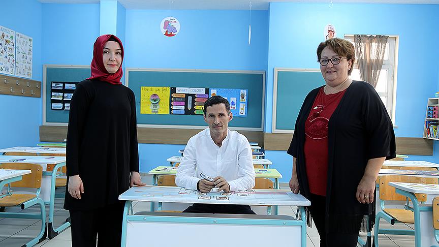 Tatilde çalışıp öğrencilerine yabancı dil sınıfları kurdular 