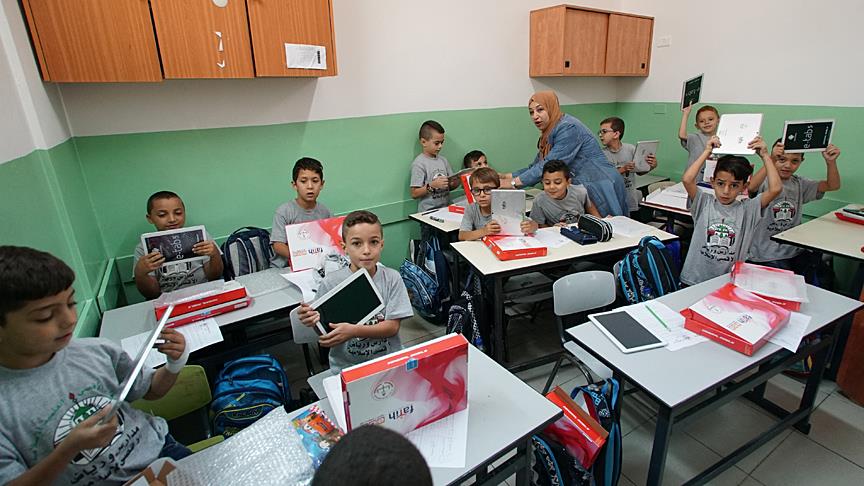 TİKA Kudüs'teki Filistinli öğrencilere tablet dağıttı