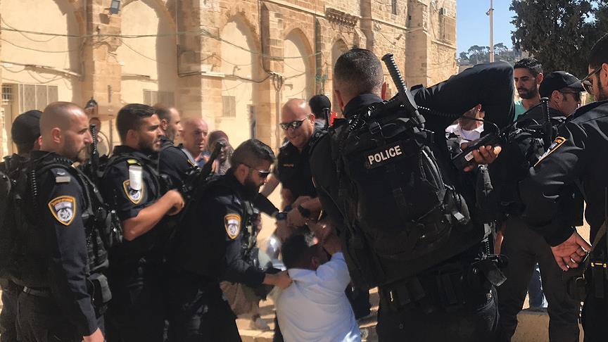 Израелската полиција ги нападна обезбедувањето и верниците во „Ал Акса“ 