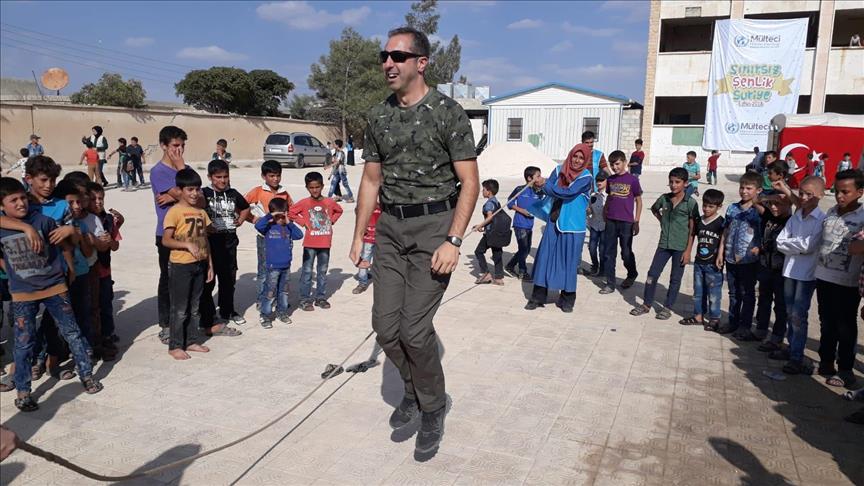 سوريا.. ضبّاط أتراك يلعبون مع أطفال "مارع"