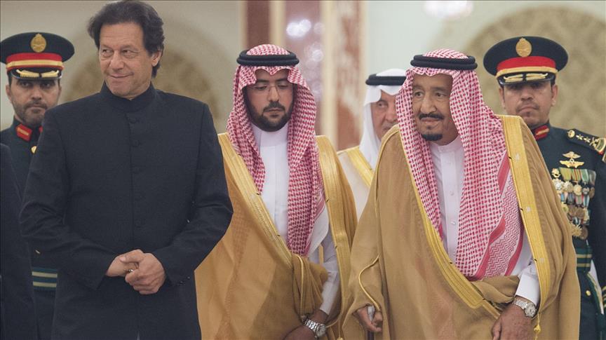 العاهل السعودي يبحث تعزيز العلاقات مع رئيس وزراء باكستان 