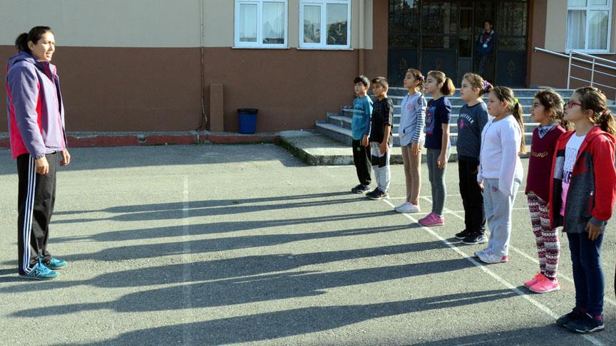 Ilkokul Ogrencilerine Oyunla Ic Ice Beden Egitimi Dersi