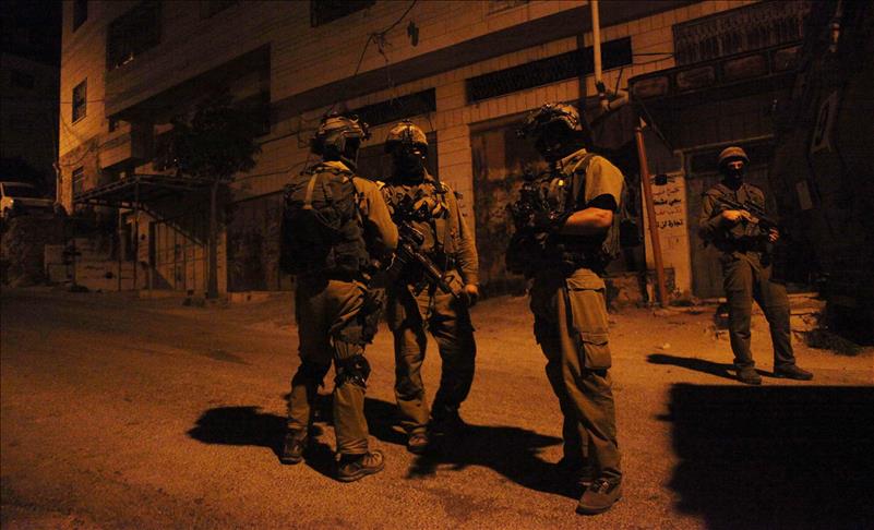 Israeli soldiers detain Palestinian family in W. Bank