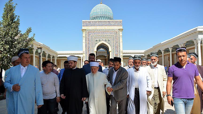 Prominent Islamic scholar visits Bukhari's tomb