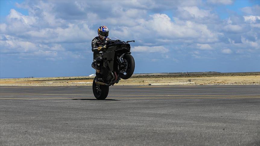 Turkish motorcyclist wins race with fighter jet