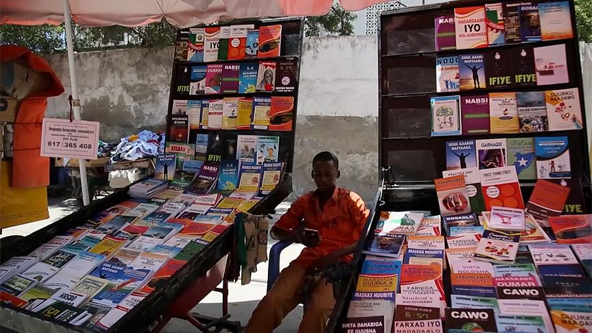 Somali sokaklarının 'seyyar hazineleri' ikinci el kitaplar