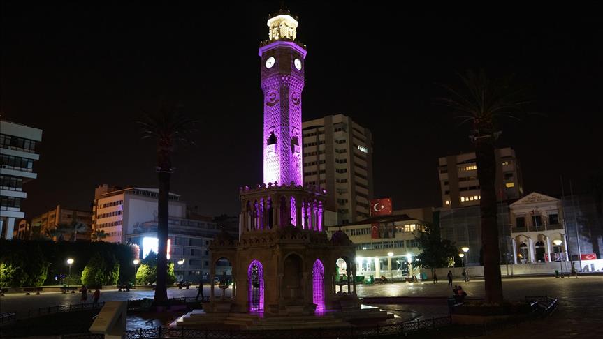 İzmir Saat Kulesi mor ışıkla aydınlatıldı 