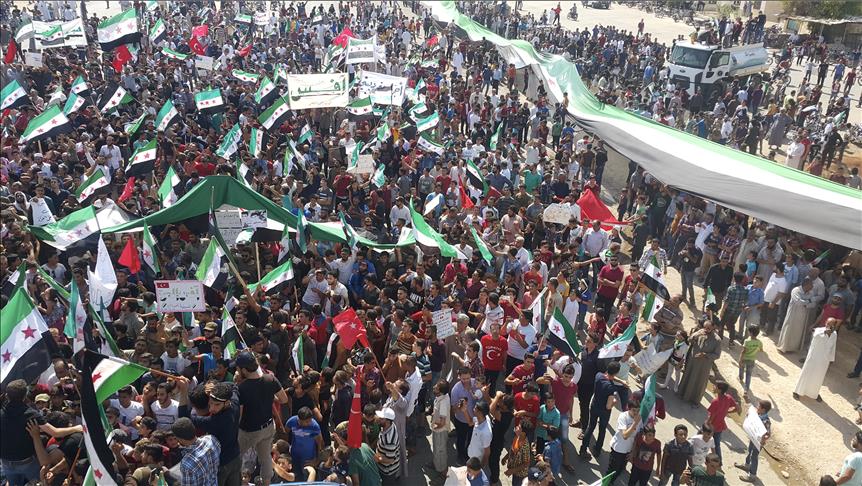 إدلب.. عشرات الآلاف يتظاهرون ضد النظام السوري وداعميه