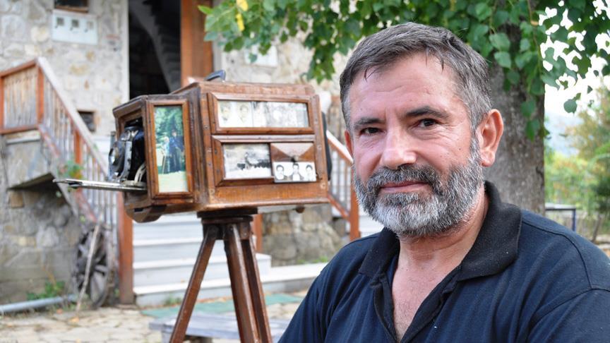 Baba yadigarı fotoğraf makinesine gözü gibi bakıyor 