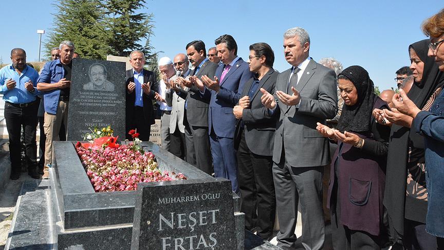 Halk ozanı Neşet Ertaş mezarı başında anıldı