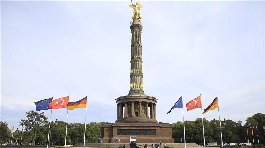 Cumhurbaşkanı Erdoğan'ın ziyareti öncesi Berlin caddeleri bayraklarla süslendi