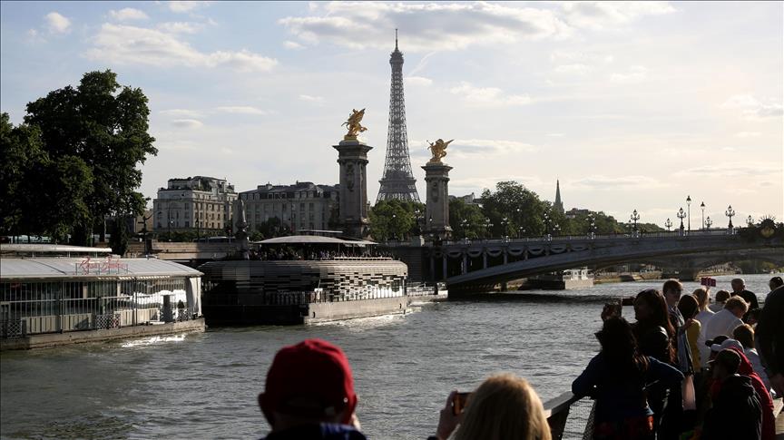 Francia cobra multa de EUR 300 a un ciudadano por acoso callejero 