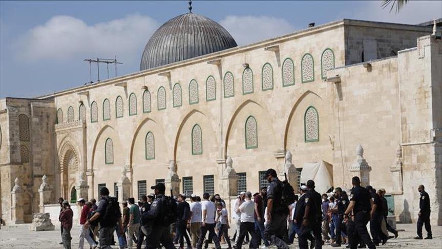 Hundreds of Jewish settlers storm East J'lem's Al-Aqsa