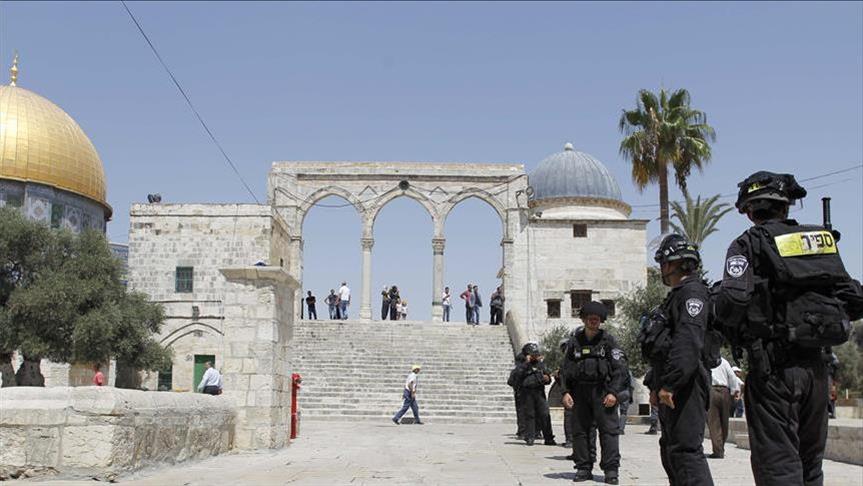 Hundreds of Jewish settlers storm Jerusalem's Al-Aqsa