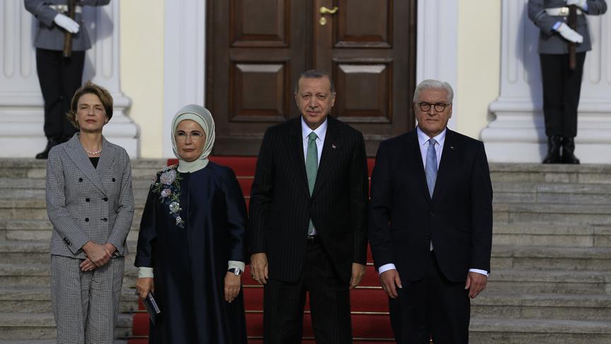Cumhurbaşkanı Erdoğan Almanya'da resmi törenle karşılandı