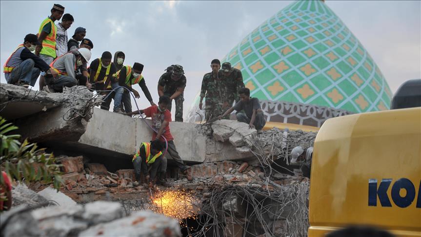 Indonesia: Al menos 384 muertos por tsunami 