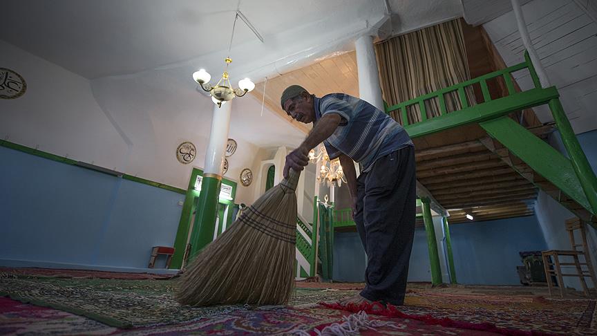 Terk edilmiş mahalledeki camilerin gönüllü bekçisi
