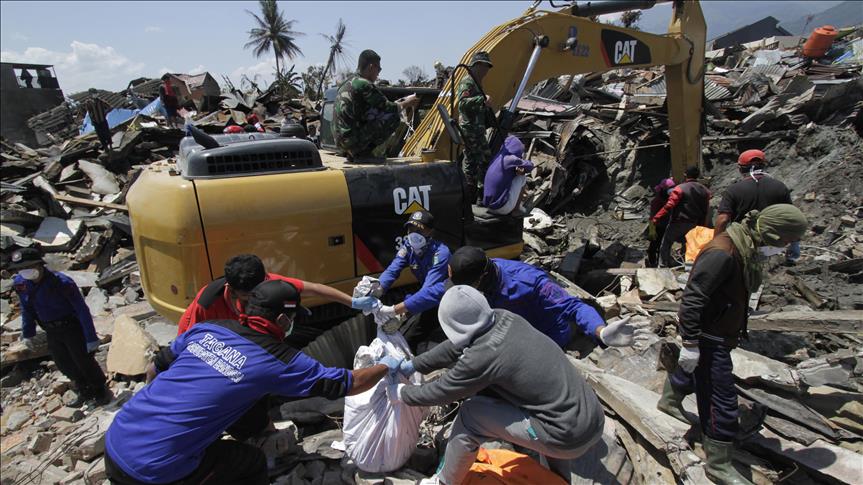 Aumentan las muertes y dificultades en Indonesia tras tsunami