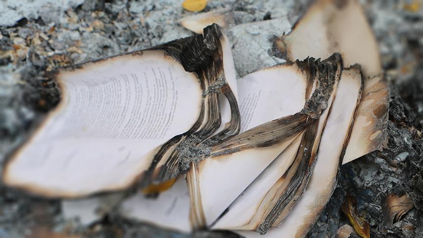 'Korkudan FETÖ elebaşının kitaplarını yaktılar'