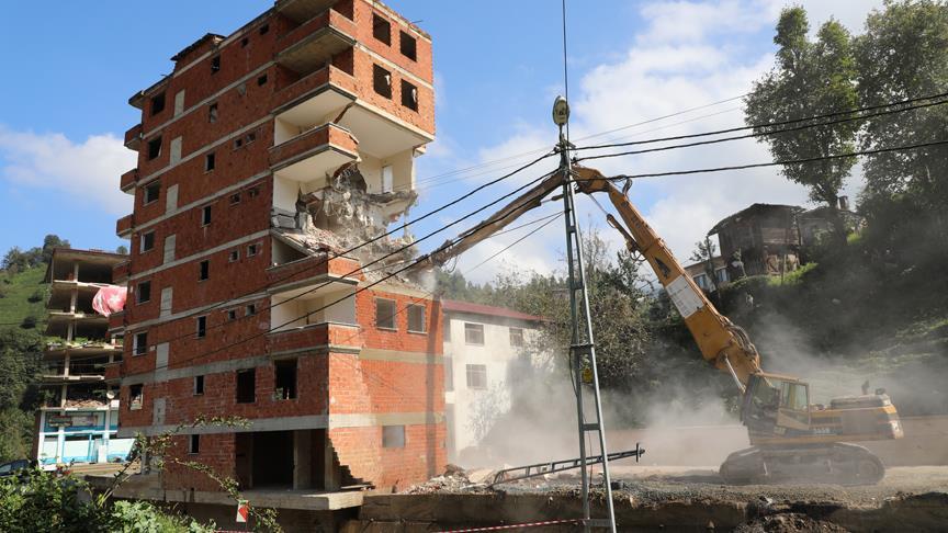 rize deki 7 katli binanin yikimina baslandi