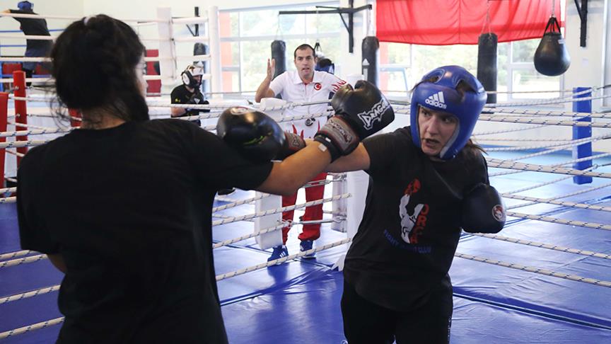 Mutfaktan çıkıp boks, kick boks ve muay thai yapıyor