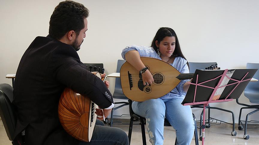 Otizmli Rabia müzik yeteneğiyle üniversiteli oldu