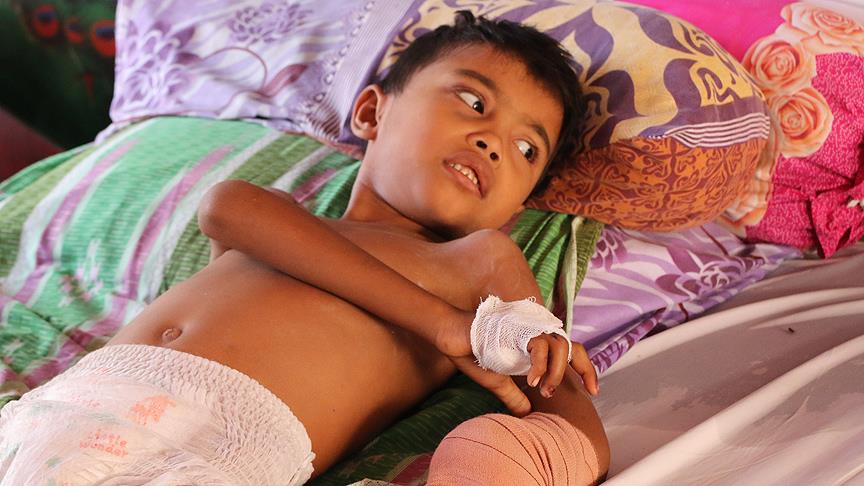 Endonezya'da elini kaybeden çocuk deprem şokunu atlatamadı