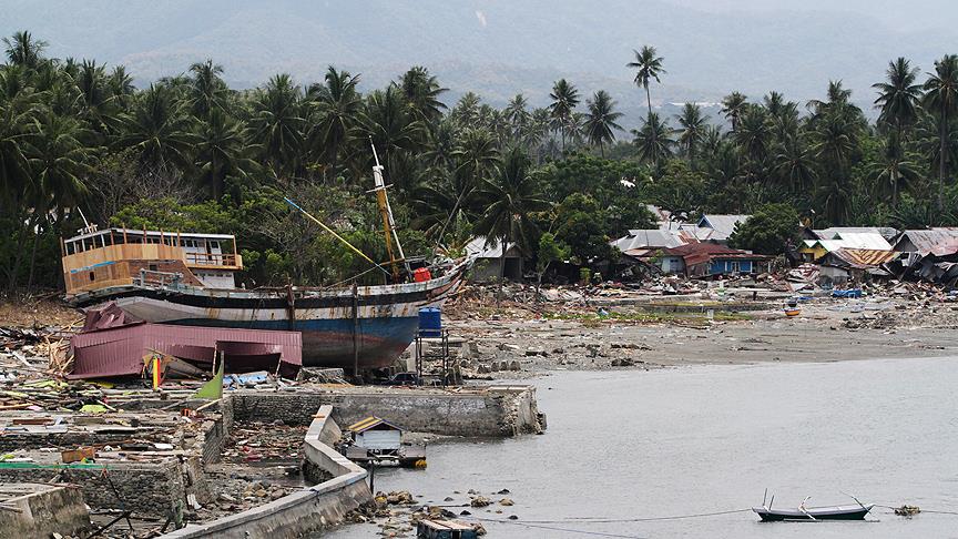 Endonezya'da tsunaminin ardından sahile cesetler vurmaya başladı
