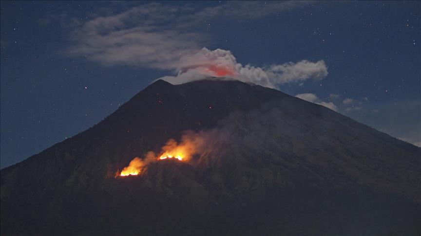 Continúan erupciones del volcán Soputan tras terremoto en Indonesia