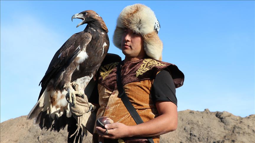 Казахстанец учит молодежь охоте с беркутом 
