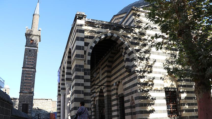 Teröristlerin tahrip ettiği camilerden ezan sesi yükseliyor