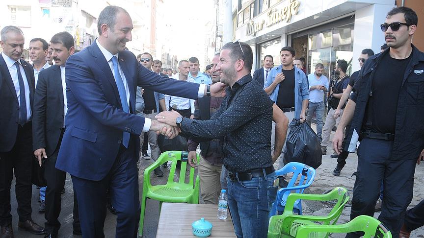 Adalet Bakanı Gül Cizre'de esnafı ziyaret etti