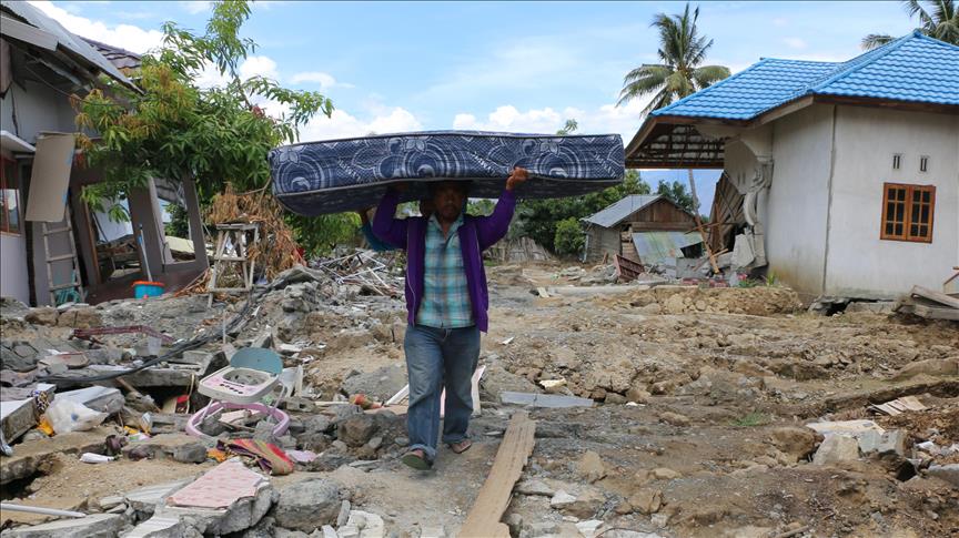 Cifra de muertos por tsunami y terremoto en Indonesia asciende a 2.045